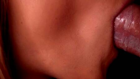 Телка надевает презерватив ротиком и смачно сосет