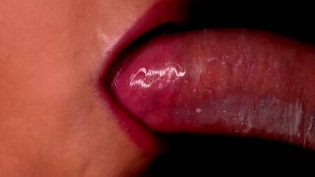 Телка надевает презерватив ротиком и смачно сосет