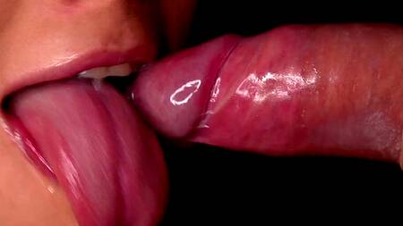 Телка надевает презерватив ротиком и смачно сосет