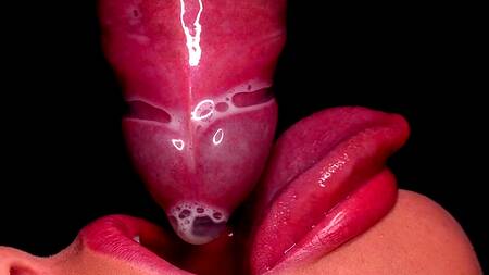 Телка прокусывает презерватив и получает сперму в ротик