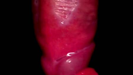 Телка прокусывает презерватив и получает сперму в ротик