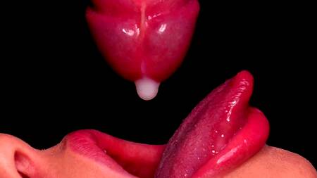 Телка прокусывает презерватив и получает сперму в ротик