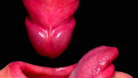 Телка прокусывает презерватив и получает сперму в ротик