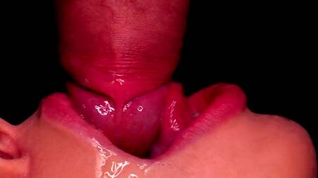 Телка прокусывает презерватив и получает сперму в ротик