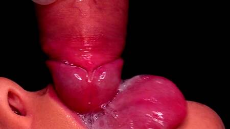 Телка прокусывает презерватив и получает сперму в ротик