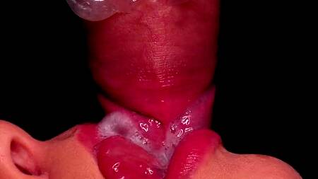 Телка прокусывает презерватив и получает сперму в ротик