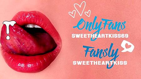 Телка прокусывает презерватив и получает сперму в ротик