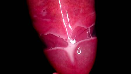 Телка прокусывает презерватив и получает сперму в ротик