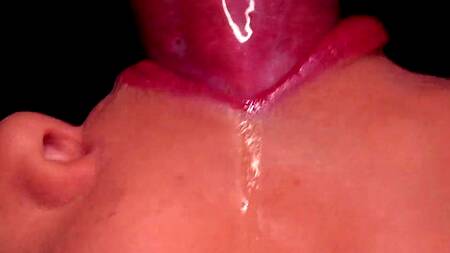 Телка прокусывает презерватив и получает сперму в ротик