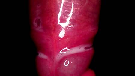 Телка прокусывает презерватив и получает сперму в ротик