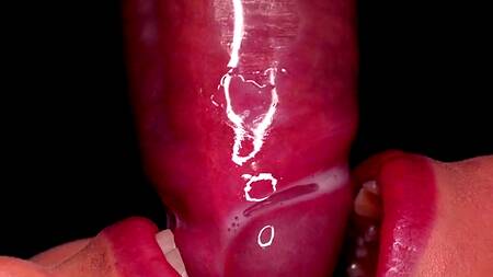 Телка прокусывает презерватив и получает сперму в ротик