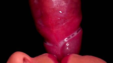 Телка прокусывает презерватив и получает сперму в ротик