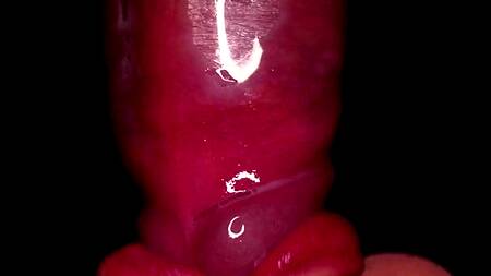 Телка прокусывает презерватив и получает сперму в ротик