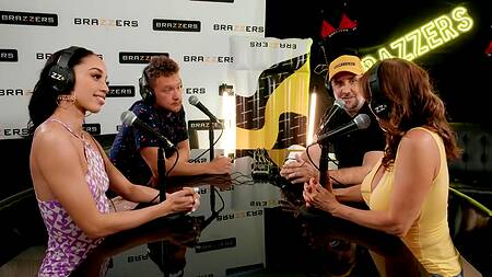 Мужики на радио ебут двух порнозвезд после эфира