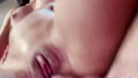 Телка в образе зайчика наслаждается анальной долбежкой