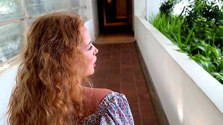 Привел рыжую к себе в номер и дал ей в рот