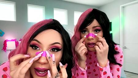 Две тиктокерши одинаково одеваются и ебутся с парнем