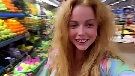 Рыжая милашка после похода по магазинам сосет большой хуй