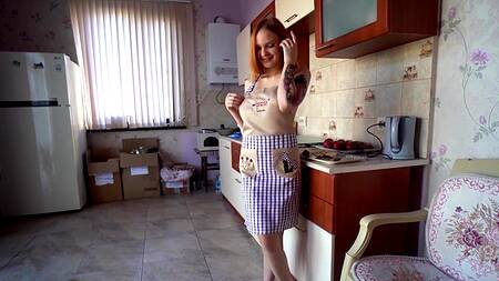 Готовка с обнаженной красоткой обязана перерасти в секс