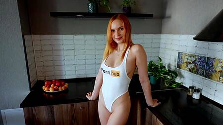 Рыжей красотке хочется секса вместо завтрака