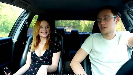 Рыжая девка перед поездкой засовывает в киску вибратор