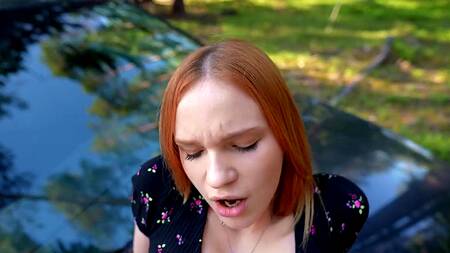 Рыжая девка перед поездкой засовывает в киску вибратор