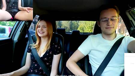 Рыжая девка перед поездкой засовывает в киску вибратор