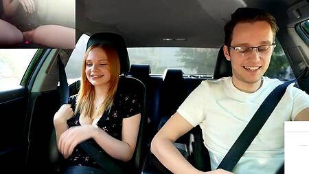 Рыжая девка перед поездкой засовывает в киску вибратор