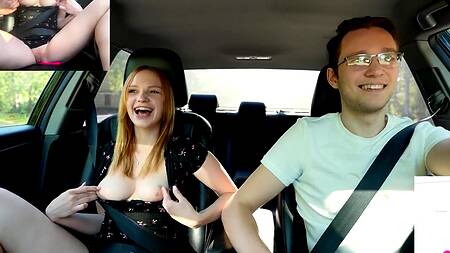 Рыжая девка перед поездкой засовывает в киску вибратор