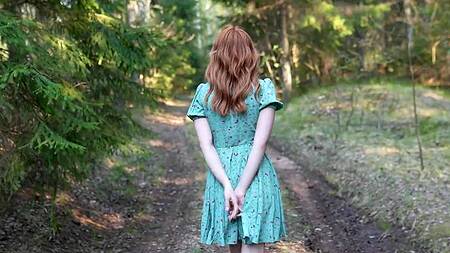 Рыжая красотка захотела секса во время романтической прогулки