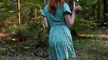 Рыжая красотка захотела секса во время романтической прогулки