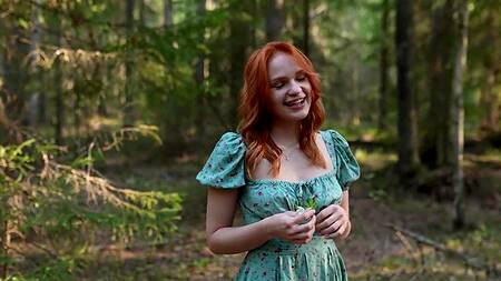 Рыжая красотка захотела секса во время романтической прогулки