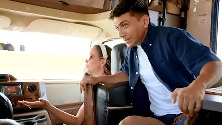 Пока семья чинит фургоне, девка трахается с полицейским