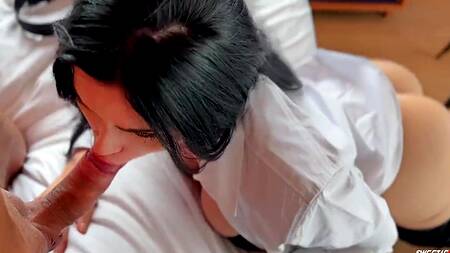 Если секретарша смотрит порно на работе, то её можно ебать