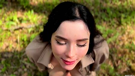 Красивая выживальщица жарко трахается с парнем в лесу