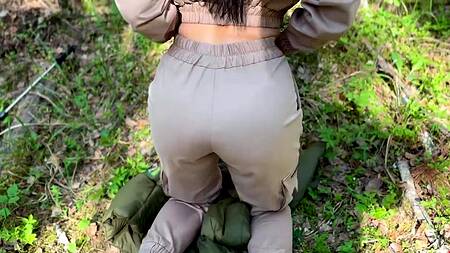 Красивая выживальщица жарко трахается с парнем в лесу