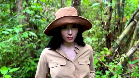 Исследовательница отсасывает яд с члена во время экскурсии