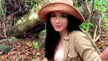 Исследовательница отсасывает яд с члена во время экскурсии