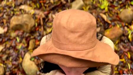 Исследовательница отсасывает яд с члена во время экскурсии