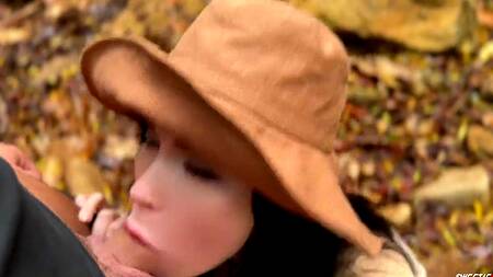 Исследовательница отсасывает яд с члена во время экскурсии