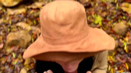 Исследовательница отсасывает яд с члена во время экскурсии