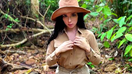 Исследовательница отсасывает яд с члена во время экскурсии