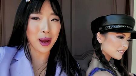 Милые азиатки соблазняют мужика на жаркую еблю втроем