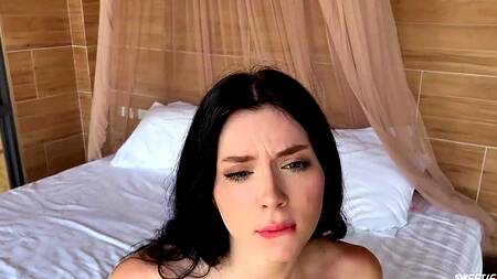 Черноволосая Sweetie Fox просится на член