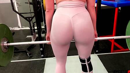 Рыжая Sweetie Fox долбится в большую жопу после тренировки