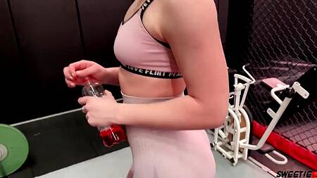 Рыжая Sweetie Fox долбится в большую жопу после тренировки