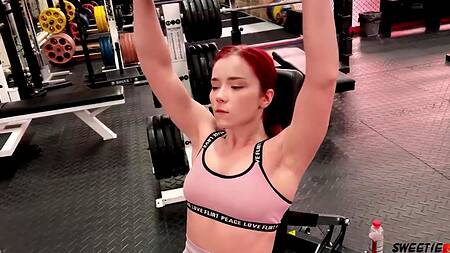 Рыжая Sweetie Fox долбится в большую жопу после тренировки