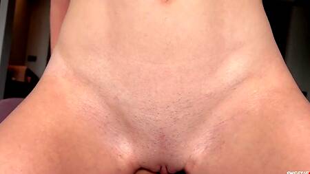 Жопастая красотка в образе Афродиты трахается с парнем