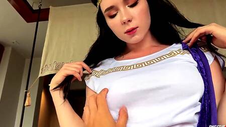 Жопастая красотка в образе Афродиты трахается с парнем