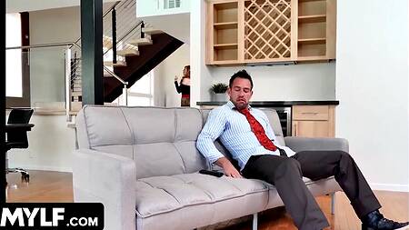 Один друг трахает белокурую милфу, а второй рыжую